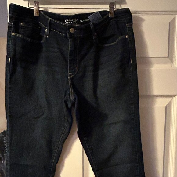 Levi's signature Denim Modern Capri roll-cuff dark wash jeans.  Women's size 18W - Picture 2 of 8